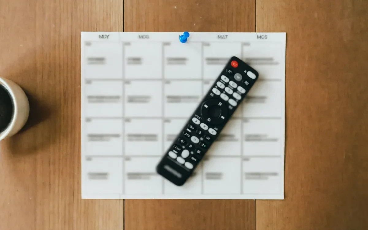 Telecommande de television posee sur un calendrier mensuel, pour choisir la duree de son abonnement IPTV au Canada